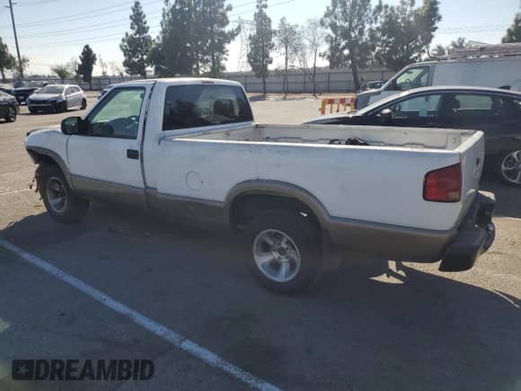 2001 Chevrolet S-10 LS z VIN 1GCCS14W318159304, wystawiony jako Copart lot #73798854 z przebiegiem 304 158 mil mil oraz Szkoda całkowita • Salvage title. Historia ofert i sprzedaży dostępna na DreamBid. Obrazek 2.