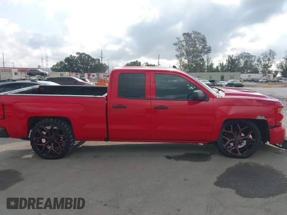 2016 Chevrolet Silverado 1500 Custom z VIN 1GCRCPEC0GZ370977, wystawiony jako IAAI lot #43161286 z przebiegiem 128 892 mil mil oraz . Historia ofert i sprzedaży dostępna na DreamBid. Obrazek 13.