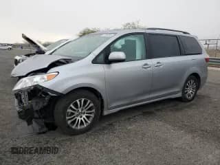 2018 Toyota Sienna XLE z VIN 5TDYZ3DC1JS965141, wystawiony jako Copart lot #81394935 z przebiegiem 87 591 mil mil oraz Szkoda całkowita • Salvage title. Historia ofert i sprzedaży dostępna na DreamBid. Obrazek 1.