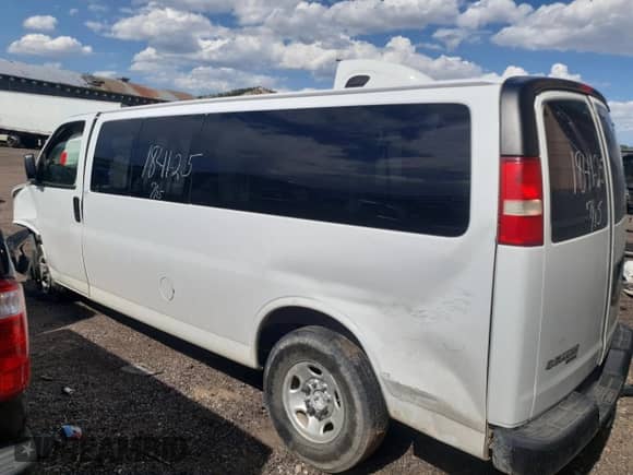 2013 Chevrolet Express Passenger 1LS с VIN 1GAZGZFA6D1120434, выставлен на аукционе Copart как лот 60413545 с пробегом Не указан миль и Списание • Salvage title. История ставок и продаж доступна на DreamBid. Изображение 2.