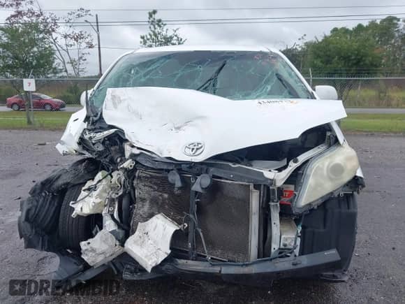 2011 Toyota Sienna LE z VIN 5TDKK3DCXBS057282, wystawiony jako IAAI lot #43408479 z przebiegiem 293 004 mil mil oraz . Historia ofert i sprzedaży dostępna na DreamBid. Obrazek 13.