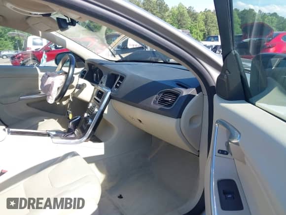 2016 Volvo S60 T5 Drive-E Premier z VIN YV126MFK3G2392066, wystawiony jako IAAI lot #42210232 z przebiegiem 80 097 mil mil oraz . Historia ofert i sprzedaży dostępna na DreamBid. Obrazek 5.