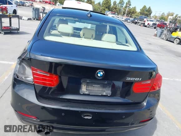2012 BMW 3 Series 328i с VIN WBA3C1C58CF433582, выставлен на аукционе IAAI как лот 43252198 с пробегом 179 925 миль миль и . История ставок и продаж доступна на DreamBid. Изображение 17.