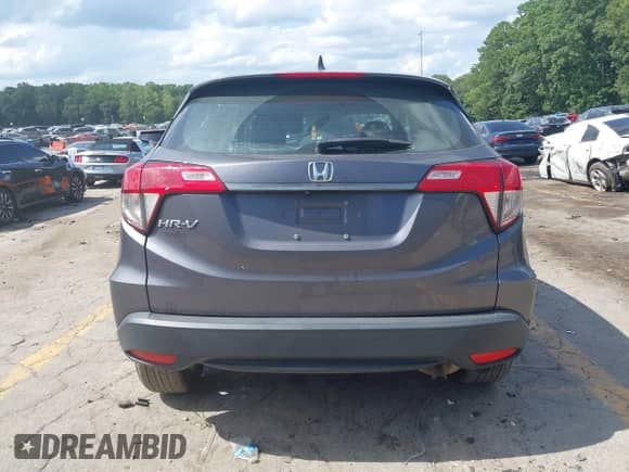 2020 Honda HR-V LX z VIN 3CZRU5H37LM717272, wystawiony jako IAAI lot #42767880 z przebiegiem 119 062 mil mil oraz . Historia ofert i sprzedaży dostępna na DreamBid. Obrazek 17.