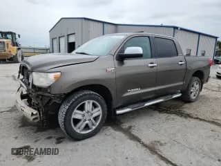 2012 Toyota Tundra Limited с VIN 5TFFY5F17CX126867, выставлен на аукционе Copart как лот 84811695 с пробегом 150 642 миль миль и Списание • Salvage title. История ставок и продаж доступна на DreamBid. Изображение 1.