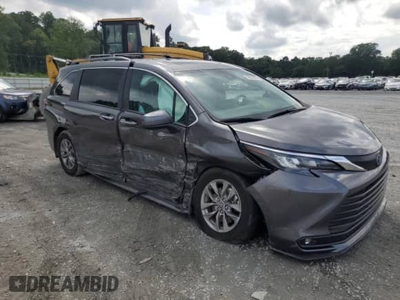 2025 Toyota Sienna XLE with VIN 5TDYRKEC5SS225697, listed as a Copart auction lot 68837635 with 19,057 mi miles and Salvage title. Bid and sale history available at DreamBid. Image 4.