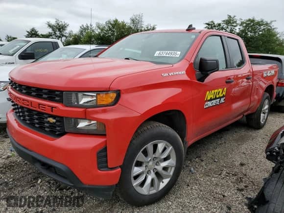 2021 Chevrolet Silverado 1500 Custom z VIN 1GCRYBEK5MZ357049, wystawiony jako Copart lot #63744935 z przebiegiem 105 367 mil mil oraz Szkoda całkowita • Salvage title. Historia ofert i sprzedaży dostępna na DreamBid. Obrazek 1.