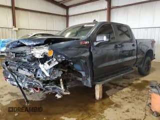 2022 Chevrolet Silverado 1500 LT Trail Boss z VIN 3GCUDFET3NG553742, wystawiony jako Copart lot #60035045 z przebiegiem 41 517 mil mil oraz Szkoda całkowita • Salvage title. Historia ofert i sprzedaży dostępna na DreamBid. Obrazek 1.