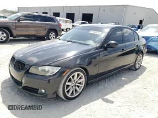 2009 BMW 3 Series 328i z VIN WBAPH57559NL78818, wystawiony jako Copart lot #80763075 z przebiegiem 112 308 mil mil oraz Szkoda całkowita • Salvage title. Historia ofert i sprzedaży dostępna na DreamBid. Obrazek 1.