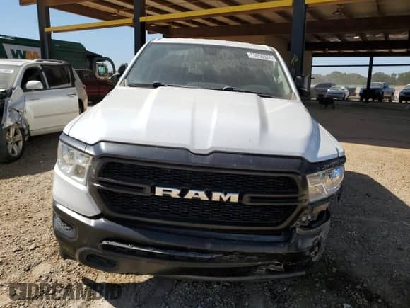 2020 Ram 1500 Tradesman z VIN 1C6SRECG1LN386169, wystawiony jako Copart lot #75056974 z przebiegiem 81 864 mil mil oraz Szkoda całkowita • Salvage title. Historia ofert i sprzedaży dostępna na DreamBid. Obrazek 5.