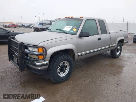 1998 Chevrolet Silverado 2500 с VIN 1GCGK29R0WE226301, выставлен на аукционе IAAI как лот 42151983 с пробегом 171 933 миль миль и . История ставок и продаж доступна на DreamBid. Изображение 2.