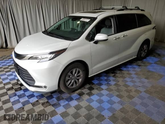 2022 Toyota Sienna XLE z VIN 5TDJSKFC0NS071215, wystawiony jako Copart lot #61414935 z przebiegiem 100 346 mil mil oraz Czysty tytuł • Clean title. Historia ofert i sprzedaży dostępna na DreamBid. Obrazek 1.