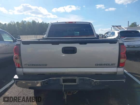 2005 Chevrolet Silverado 1500 LS z VIN 2GCEC19V751152385, wystawiony jako IAAI lot #43360918 z przebiegiem 158 152 mil mil oraz . Historia ofert i sprzedaży dostępna na DreamBid. Obrazek 19.