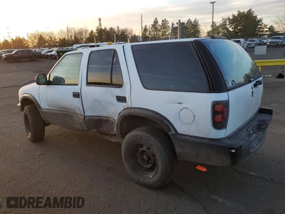 1998 Chevrolet Blazer with VIN 1GNDT13W1WK262046, listed as a Copart auction lot 49063565 with 159,808 mi miles and Salvage title. Bid and sale history available at DreamBid. Image 2.