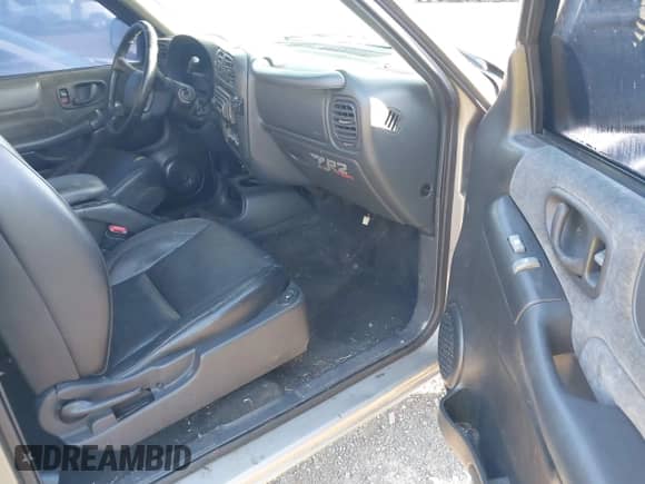 2000 Chevrolet S-10 LS ZR2 z VIN 1GCCT19W7Y8314243, wystawiony jako IAAI lot #43428398 z przebiegiem 251 205 mil mil oraz . Historia ofert i sprzedaży dostępna na DreamBid. Obrazek 5.