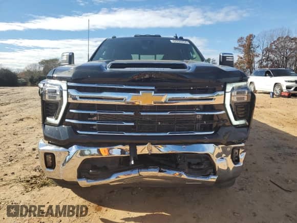 2024 Chevrolet Silverado 3500HD LTZ z VIN 1GC4YUEY0RF270095, wystawiony jako Copart lot #82200454 z przebiegiem 12 758 mil mil oraz Szkoda całkowita • Salvage title. Historia ofert i sprzedaży dostępna na DreamBid. Obrazek 5.