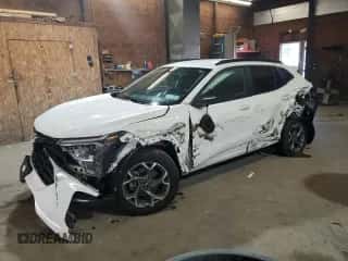 2024 Chevrolet Trax LT z VIN KL77LHE2XRC222293, wystawiony jako Copart lot #70397095 z przebiegiem Nie podano mil oraz Szkoda całkowita • Salvage title. Historia ofert i sprzedaży dostępna na DreamBid. Obrazek 1.