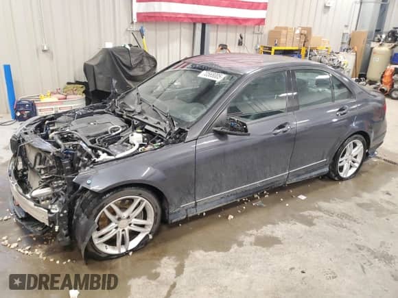2013 Mercedes-Benz C 300 Sport z VIN WDDGF8AB5DR277357, wystawiony jako Copart lot #70568005 z przebiegiem 120 558 mil mil oraz Czysty tytuł • Clean title. Historia ofert i sprzedaży dostępna na DreamBid. Obrazek 1.