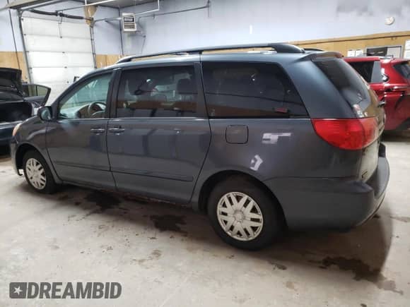 2010 Toyota Sienna CE z VIN 5TDKK4CC1AS316666, wystawiony jako Copart lot #82277205 z przebiegiem 349 871 mil mil oraz Czysty tytuł • Clean title. Historia ofert i sprzedaży dostępna na DreamBid. Obrazek 2.
