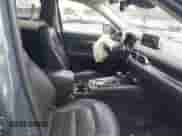 2023 Mazda CX-5 S Carbon Edition z VIN JM3KFBCM4P0142175, wystawiony jako IAAI lot #42523647 z przebiegiem 48 655 mil mil oraz . Historia ofert i sprzedaży dostępna na DreamBid. Obrazek 5.