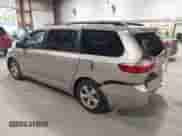 2017 Toyota Sienna LE Auto Access Seat z VIN 5TDKZ3DC3HS842392, wystawiony jako IAAI lot #43164475 z przebiegiem 98 530 mil mil oraz . Historia ofert i sprzedaży dostępna na DreamBid. Obrazek 3.