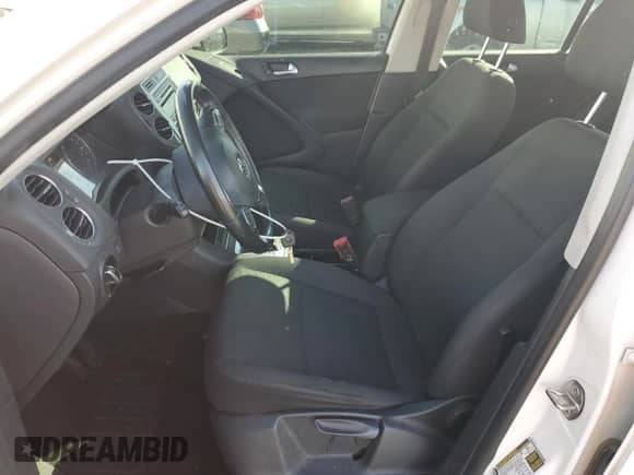 2013 Volkswagen Tiguan SE z VIN WVGAV3AX4DW599521, wystawiony jako Copart lot #49284325 z przebiegiem 123 430 mil mil oraz Czysty tytuł • Clean title. Historia ofert i sprzedaży dostępna na DreamBid. Obrazek 7.