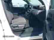 2024 Toyota Tacoma SR5 z VIN 3TYKB5FN8RT006646, wystawiony jako IAAI lot #42552787 z przebiegiem 23 870 mil mil oraz . Historia ofert i sprzedaży dostępna na DreamBid. Obrazek 5.