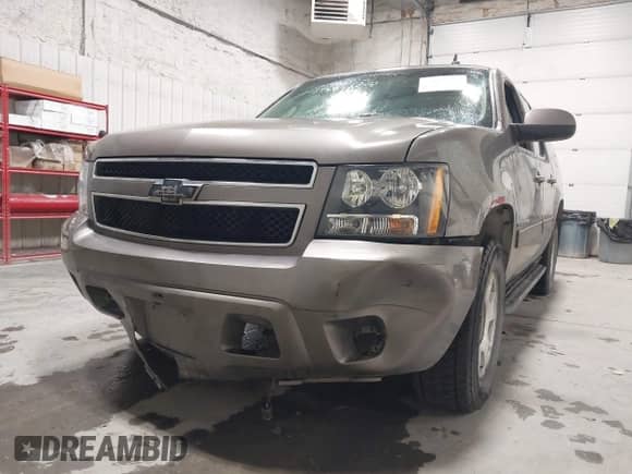 2011 Chevrolet Suburban LS z VIN 1GNSKHE32BR285696, wystawiony jako IAAI lot #42836337 z przebiegiem 146 763 mil mil oraz . Historia ofert i sprzedaży dostępna na DreamBid. Obrazek 6.