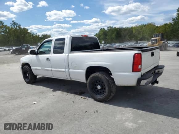 2004 GMC Sierra 1500 SLT z VIN 2GTEK19T841367242, wystawiony jako Copart lot #69794725 z przebiegiem 256 017 mil mil oraz Szkoda całkowita • Salvage title. Historia ofert i sprzedaży dostępna na DreamBid. Obrazek 2.