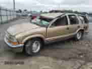 2000 Chevrolet Blazer LS z VIN 1GNCS13W6Y2155253, wystawiony jako Copart lot #55951095 z przebiegiem 243 661 mil mil oraz Szkoda całkowita • Salvage title. Historia ofert i sprzedaży dostępna na DreamBid. Obrazek 1.