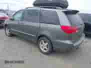 2005 Toyota Sienna XLE z VIN 5TDBA22C75S037172, wystawiony jako IAAI lot #42780720 z przebiegiem 234 698 mil mil oraz . Historia ofert i sprzedaży dostępna na DreamBid. Obrazek 3.