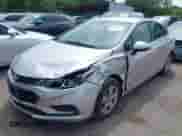 2017 Chevrolet Cruze LS z VIN 3G1BC5SM9HS573750, wystawiony jako IAAI lot #42623267 z przebiegiem 109 583 mil mil oraz . Historia ofert i sprzedaży dostępna na DreamBid. Obrazek 16.