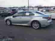 2021 Toyota Camry LE z VIN 4T1C11AK7MU545056, wystawiony jako IAAI lot #41264701 z przebiegiem 59 306 mil mil oraz . Historia ofert i sprzedaży dostępna na DreamBid. Obrazek 14.