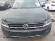 2019 Volkswagen Tiguan S с VIN 3VV1B7AXXKM002312, выставлен на аукционе IAAI как лот 42282809 с пробегом 80 781 миль миль и . История ставок и продаж доступна на DreamBid. Изображение 12.