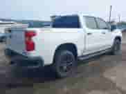 2024 Chevrolet Silverado 1500 LT Trail Boss z VIN 3GCUDFED9RG407845, wystawiony jako IAAI lot #41843864 z przebiegiem 14 058 mil mil oraz . Historia ofert i sprzedaży dostępna na DreamBid. Obrazek 4.