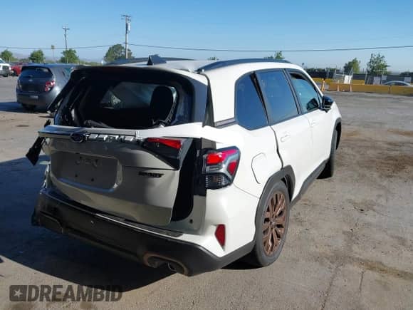 2025 Subaru Forester z VIN JF2SLDFC5SH520547, wystawiony jako IAAI lot #42703632 z przebiegiem 4 831 mil mil oraz . Historia ofert i sprzedaży dostępna na DreamBid. Obrazek 4.