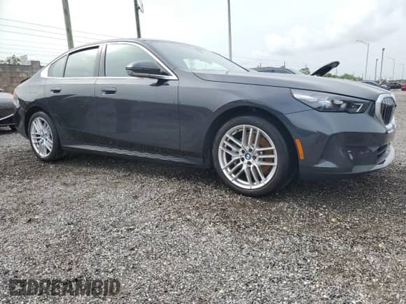 2025 BMW 5 Series 530i с VIN WBA43FJ03SCU25866, выставлен на аукционе Copart как лот 59765385 с пробегом 6 292 миль миль и Чистый • Clean title. История ставок и продаж доступна на DreamBid. Изображение 4.