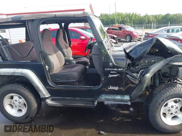 2000 Jeep Wrangler Sport z VIN 1J4FA49S8YP755297, wystawiony jako IAAI lot #42983103 z przebiegiem 181 036 mil mil oraz . Historia ofert i sprzedaży dostępna na DreamBid. Obrazek 13.