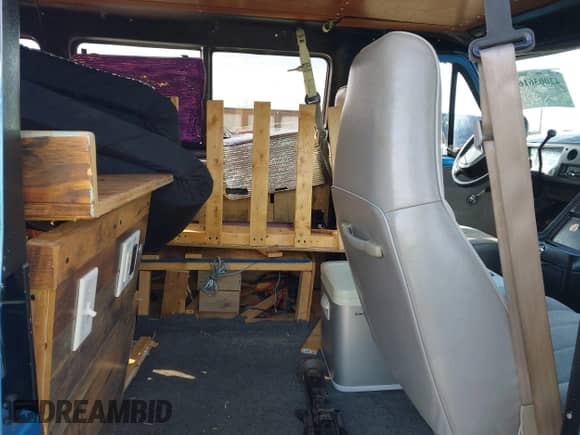 1995 Chevrolet Chevy Van z VIN 1GNEG25Z4SF221421, wystawiony jako IAAI lot #42003616 z przebiegiem 196 007 mil mil oraz . Historia ofert i sprzedaży dostępna na DreamBid. Obrazek 8.