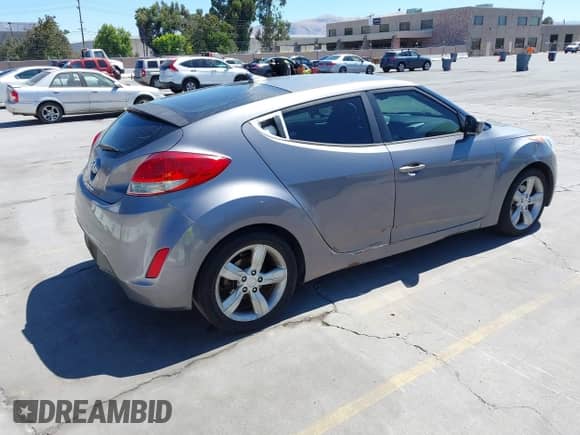 2012 Hyundai Veloster w/Gray Int z VIN KMHTC6AD1CU020968, wystawiony jako IAAI lot #43022090 z przebiegiem 165 974 mil mil oraz . Historia ofert i sprzedaży dostępna na DreamBid. Obrazek 4.