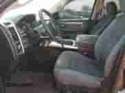 2018 Ram 1500 Big Horn z VIN 1C6RR6LGXJS119499, wystawiony jako Copart lot #64791125 z przebiegiem 67 634 mil mil oraz Szkoda całkowita • Salvage title. Historia ofert i sprzedaży dostępna na DreamBid. Obrazek 7.