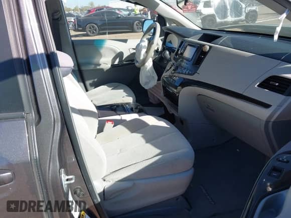 2014 Toyota Sienna LE z VIN 5TDJK3DC9ES092945, wystawiony jako IAAI lot #43472669 z przebiegiem 229 682 mil mil oraz . Historia ofert i sprzedaży dostępna na DreamBid. Obrazek 5.