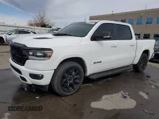 2022 Ram 1500 Laramie z VIN 1C6RREJM5NN185255, wystawiony jako Copart lot #46445395 z przebiegiem 46 411 mil mil oraz Szkoda całkowita • Salvage title. Historia ofert i sprzedaży dostępna na DreamBid. Obrazek 1.
