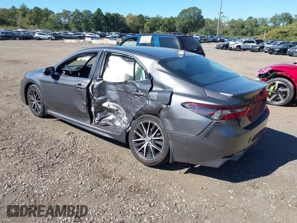 2021 Toyota Camry SE z VIN 4T1T11AK6MU552645, wystawiony jako IAAI lot #43331358 z przebiegiem 33 970 mil mil oraz . Historia ofert i sprzedaży dostępna na DreamBid. Obrazek 3.