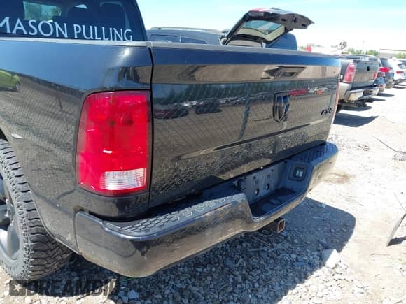 2018 Ram 1500 Express с VIN 1C6RR7FT7JS251439, выставлен на аукционе IAAI как лот 42999288 с пробегом 137 274 миль миль и . История ставок и продаж доступна на DreamBid. Изображение 17.