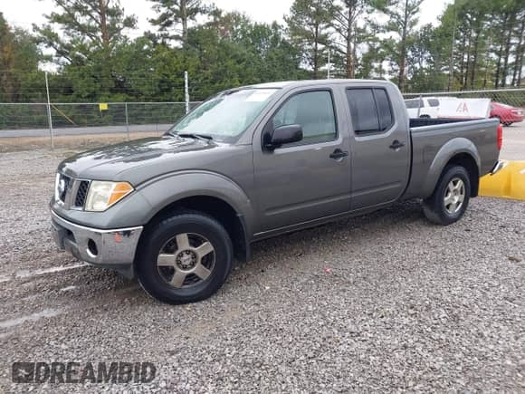 2008 Nissan Frontier SE z VIN 1N6AD09U08C450592, wystawiony jako IAAI lot #43533655 z przebiegiem 179 933 mil mil oraz . Historia ofert i sprzedaży dostępna na DreamBid. Obrazek 2.