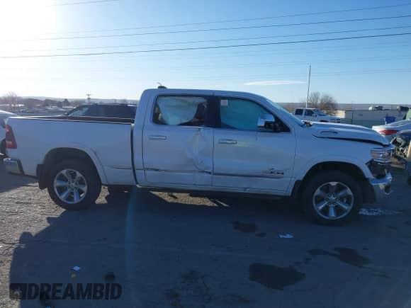 2020 Ram 1500 z VIN 1C6SRFPM6LN205220, wystawiony jako IAAI lot #41437777 z przebiegiem 133 883 mil mil oraz . Historia ofert i sprzedaży dostępna na DreamBid. Obrazek 13.