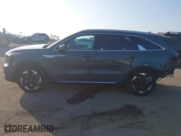 2025 Kia Sorento SX Prestige with VIN KNDRKDJG3S5312419, listed as a IAAI auction lot 41227332 with 2,861 mi miles and . Bid and sale history available at DreamBid. Image 14.