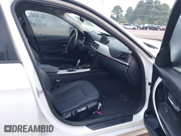 2013 BMW 3 Series 320i z VIN WBA3B1C52DK129210, wystawiony jako IAAI lot #42944726 z przebiegiem 161 084 mil mil oraz . Historia ofert i sprzedaży dostępna na DreamBid. Obrazek 5.