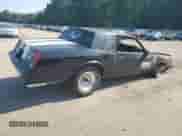 1988 Chevrolet Monte Carlo z VIN 1G1GZ11G9JP119723, wystawiony jako Copart lot #63259525 z przebiegiem Nie podano mil oraz Szkoda całkowita • Salvage title. Historia ofert i sprzedaży dostępna na DreamBid. Obrazek 3.
